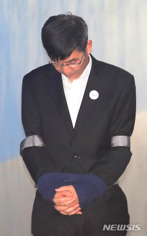 【서울=뉴시스】김선웅 기자 = 이명박 전 대통령의 재산관리인으로 알려진 이병모 청계자단 사무국장이 지난달 14일 오후 서울 서초구 서울중앙지법에서 열린 배임, 횡령 등 혐의 1차 공판에 출석하고 있다. 2018.05.14. mangusta@newsis.com