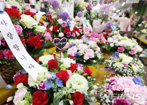 【서울=뉴시스】김진아 기자 = 스승의날을 하루 앞둔 14일 서울 중구 남대문시장 꽃상가에 형형색색 카네이션이 진열돼있다.&nbsp; ‘부정청탁 및 금품 등 수수의 금지에 관한 법률’(김영란법)이 시행된 후 ‘스승의 날’에 학생들은 자신의 담임선생님에게 선물을 드릴 수 없다. 학급 혹은 학년을 대표하는 학생 대표가 공개적으로 ‘카네이션’을 교사의 가슴에 달아주는 것은 허용되지만 학생이나 학부모가 개별적으로 카네이션을 주는 것도 법 위반에 해당한다. 2018.05.14.&nbsp; bluesoda@newsis.com