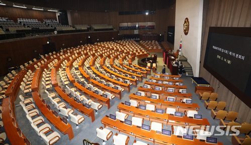 【서울=뉴시스】이영환 기자 = 정세균 국회의장이 지방선거 출마의원들의 사직 안건 처리 등에 관한 본회의를 소집한 14일 오후 서울 여의도 국회 본회의장이 텅 비어있다. 자유한국당 등이 본회의 개의에 반대하고 있는 가운데 더불어민주당과 바른미래당 등 정당들이 의원총회를 진행하고 있으며 16시께 개의 예정이던 본회의는 연기되고 있다. 2018.05.14.&nbsp; 20hwan@newsis.com