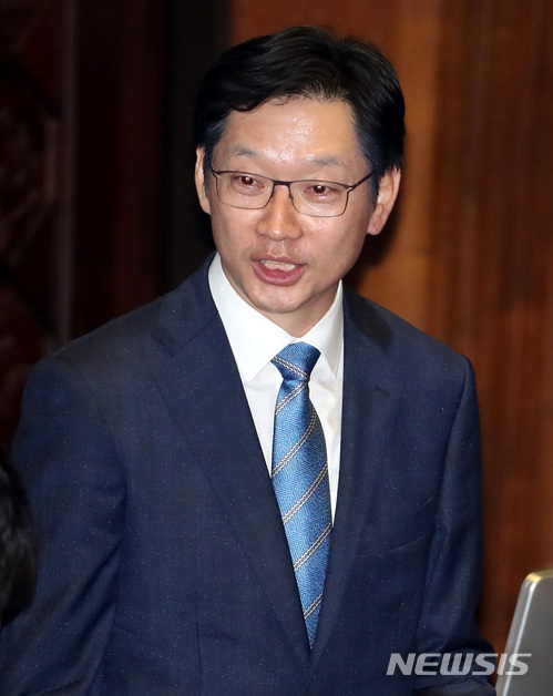 【서울=뉴시스】이영환 기자 = 제360회 국회(임시회) 제1차 본회의가 열린 지난 14일 오후 서울 여의도 국회 본회의장에서 더불어민주당 김경수 의원이 동료 의원들과 이야기를 나누고 있다. 2018.05.14.&nbsp; 20hwan@newsis.com