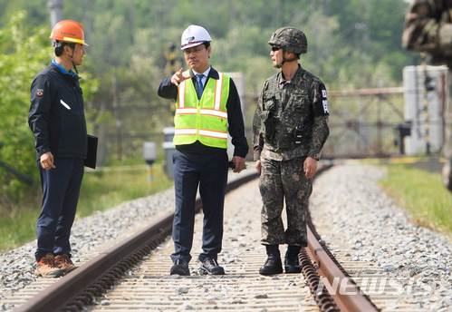 【서울=뉴시스】오영식(왼쪽 두번째) 코레일 사장이 14일 오후 동해북부선 제진역을 방문해 현장점검을 하고 있다. 2018.05.09.(사진=코레일 제공)&nbsp; photo@newsis.com