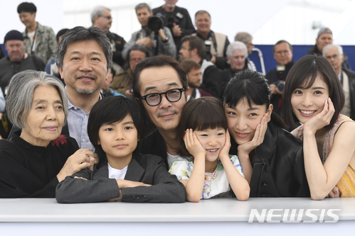 【칸=AP/뉴시스】19일(현지시간) 일본 고레에다 히로카즈 감독의&nbsp; '만비키 가족(Shoplifters)' 이 제71회 칸국제영화제 황금종려상을 수상했다. 지난 14일 포토콜 행사에 참여한 고레에다 감독과 주연배우들 2018.05.20 