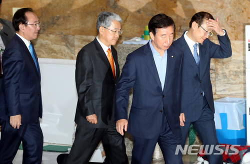 【서울=뉴시스】박영태 기자 = 여야가 지방선거에 출마하는 현역의원들의 사직서를 14일 처리하고 드루킹 특검법안과 추가경정예산안을 오는 18일 처리하기로 합의를 본 14일 오후 서울 영등포구 여의도 국회 로텐더홀에서 교섭단체 4당 원내대표가 합의문 발표를 위해 이동하고 있다. 왼쪽부터 노회찬 평화와정의 의원모임, 김동철 바른미래당, 김성태 자유한국당, 홍영표 더불어민주당 원내대표. 2018.05.14. since1999@newsis.com
