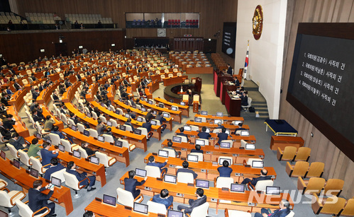 【서울=뉴시스】이영환 기자 = 정세균 국회의장이 14일 오후 서울 여의도 국회 본회의장에서 열린 제360회 국회(임시회) 제1차 본회의에서 지방선거 출마에 따른 국회의원(김경수, 박남춘, 양승조, 이철우) 사직의 건을 상정하며 의사봉을 두드리고 있다. 2018.05.14.&nbsp; 20hwan@newsis.com