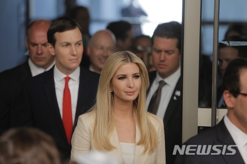【예루살렘=AP/뉴시스】도널드 트럼프 미국 대통령의 장녀 이방카 트럼프가 14일(현지시간) 남편 제러드 쿠슈너 백악관 선임고문과 함께 예루살렘 주재 미국 대사관 개관식에 참석했다. 2018.04.14