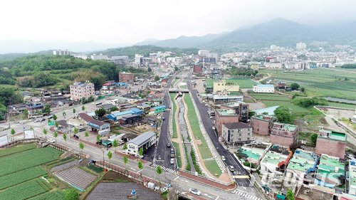 【창녕=뉴시스】안지율 기자 = 경남 창녕군은 15일 오후 창녕천에서 복합 친수공간으로 새롭게 단장한 '역사와 문화가 흐르는 창녕천' 고향의 강 및 생태하천 복원 준공식을 개최한다. 사진은 새로운 모습의 창녕천. 2018.05.15. (사진=창녕군 제공)  photo@newsis.com