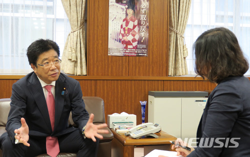 【도쿄=뉴시스】 조윤영 특파원 = 가토 가츠노부(加藤勝信) 일본 납치문제 담당 장관은 지난 14일 도쿄(東京) 지요다(千代田)구에 위치한 납치문제 담당 장관실에서 가진 뉴시스와의 단독 인터뷰에서 납치 문제에 대한 일본 정부의 입장을 설명하고 있다. 2018.05.16.yuncho@newsis.com