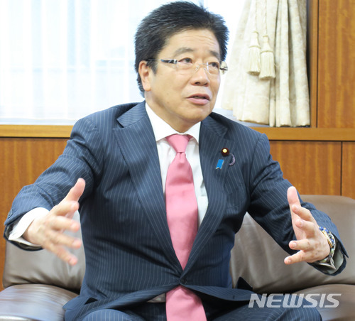 【도쿄=뉴시스】 조윤영 특파원 = 가토 가츠노부(加藤勝信) 일본 납치문제 담당 장관이 지난 14일 도쿄(東京) 지요다(千代田)구에 위치한 납치문제 담당 장관실에서 이뤄진 뉴시스와의 단독 인터뷰에서 일본인 납치 문제에 대해 말하고 있다.&nbsp; 2018.05.16.yuncho@newsis.com