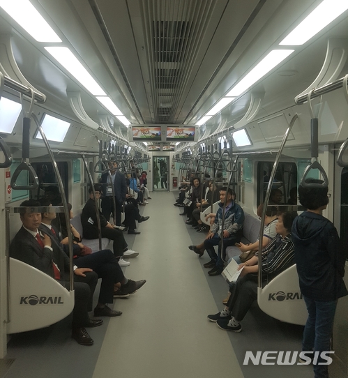 【안산=뉴시스】김지호 기자 = 서해선(소사~원시) 복선전철 열차 내부 모습. 2018.05.15 kjh1@newsis.com