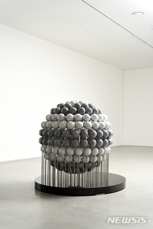 【서울=뉴시스】 박은선, Sfere 2017, White and Grey Marble, Black Granit, Steel 140 (H) x 180 x 130cm. 222개의 대리석 원형구슬은 만지면 움직이고, 대리석 구슬들이 부딪히면서 소리가 난다.