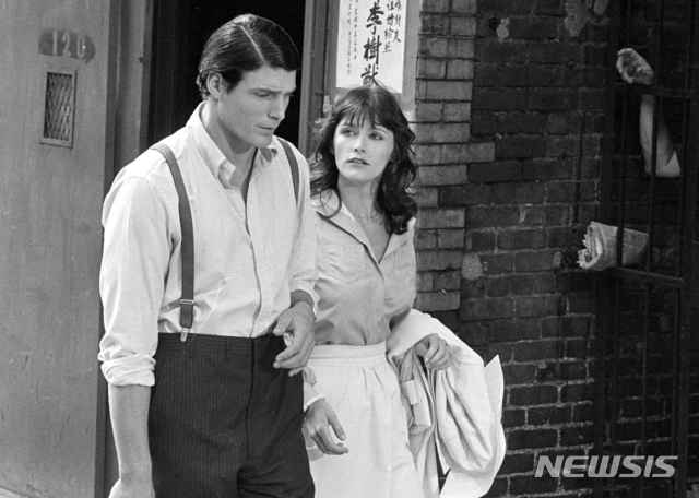 【AP=뉴시스】지난 5월13일 미국 몬태나주 자택에서 숨진 채 발견된 마곳 키더의 사망원인이 8일(현지시간) 자살로 최종 확인됐다. 사진은 1977년 7월 8일 사진으로, 키더(오른쪽)가 상대배우 크리스토퍼 리브와 함께 슈퍼맨 영화를 찍고 있는 모습. 2018.08.09. 