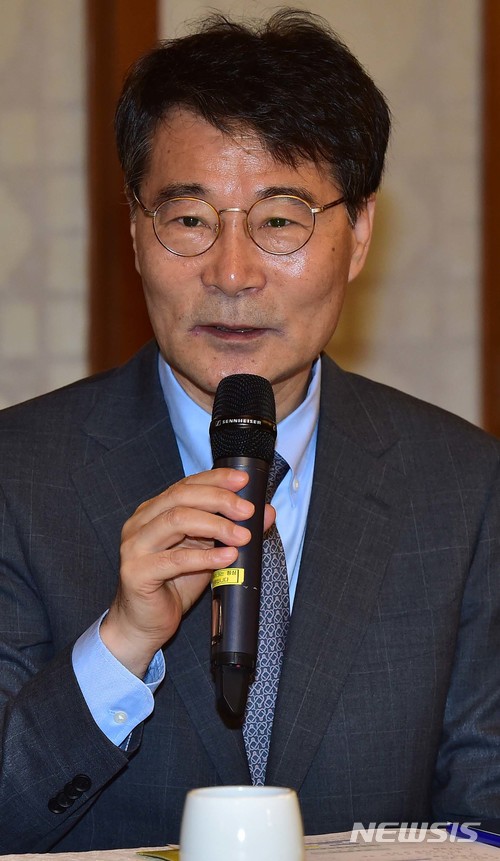 【서울=뉴시스】 최동준 기자 = 장하성 청와대 정책실장이 15일 서울 종로구 총리공관에서 열린 '고위당정청협의회'에서 모두발언을 하고 있다. 2018.05.15. photo@newsis.com