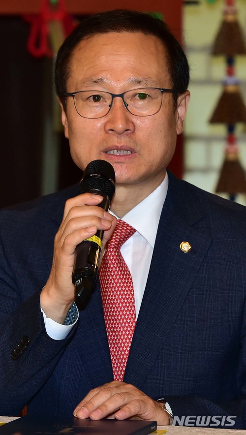 【서울=뉴시스】 최동준 기자 = 홍영표 더불어민주당 원내대표가 15일 서울 종로구 총리공관에서 열린 '고위당정청협의회'에서 모두발언을 하고 있다. 2018.05.15.&nbsp; photo@newsis.com 