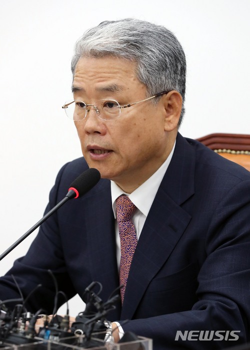 【서울=뉴시스】홍효식 기자 = 바른미래당 김동철 원내대표가 15일 오전 서울 여의도 국회에서 열린 제7차 원내대책회의에 참석해 모두발언을 하고 있다. 2018.05.15. yesphoto@newsis.com