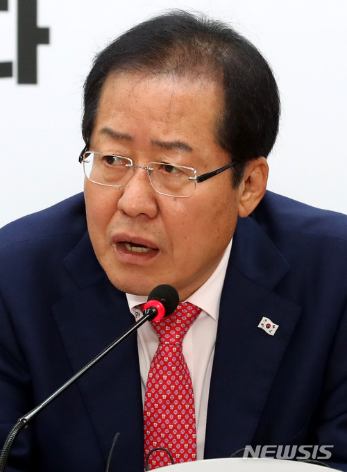 【서울=뉴시스】이영환 기자 = 자유한국당 홍준표 대표가 15일 오전 서울 여의도 당사 제2회의실에서 열린 북핵폐기추진특별위원회 전체회의에 참석해 발언을 하고 있다. 홍준표 대표는 북핵 협상에 대해 "믿지 말라, 그러나 협상하라" 며 레이건이 소련과 회담을 하며 "믿어라 그리고 협상하라"며 했던 발언을 거꾸로 생각한다고 밝혔다. 2018.05.15. 20hwan@newsis.com