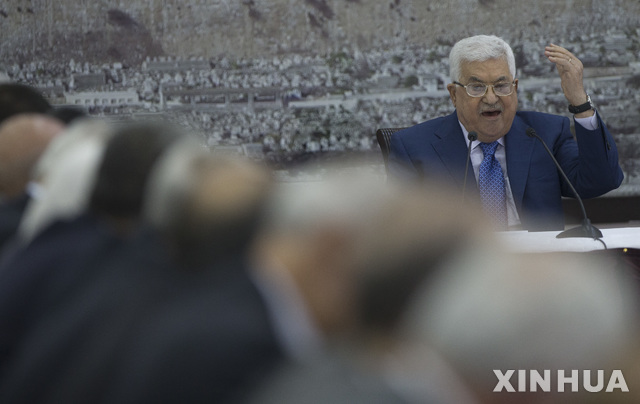 【라말라( 팔레스타인) = 신화/뉴시스마무드 아바스 팔레스타인 자치수반이 지난 5월 14일 가자지구에서 열린 팔레스타인 의회에서 미국대사관의 이스라엘 이전을 강력히 비난하고 있다. 그는 7월 19일 이스라엘 국회가 아랍계 주민들을 무시한 채 "유대인민족국가"를 선포하는 법을 통과시킨 데 대한 비난 성명을 발표했다.&nbsp; 