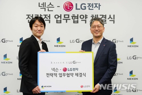 【서울=뉴시스】 14일 경기도 성남시 넥슨 사옥에서 LG전자 한국모바일그룹장 이상규(오른쪽) 부사장과 넥슨 이정헌 대표가 전략적 협업 위한 업무 협약을 체결한 뒤 기념촬영을 하고 있다. 2018.05.15. (사진=LG전자 제공) photo@newsis.com