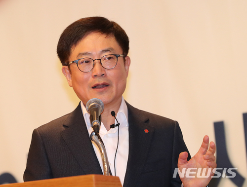 【서울=뉴시스】전진환 기자 = 롯데쇼핑 강희태 사장이 15일 오전 서울 소공동 롯데호텔사파이어볼룸에서 롯데 e커머스사업본부 전략 및 비전 소개를 마치고 기자들의 질문에 답하고 있다. 2018.05.15. amin2@newsis.com