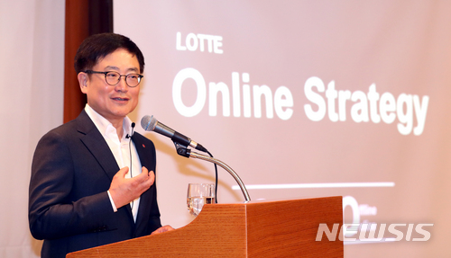 【서울=뉴시스】전진환 기자 = 롯데쇼핑 강희태 사장이 15일 오전 서울 소공동 롯데호텔사파이어볼룸에서 롯데 e커머스사업본부 전략 및 비전 소개를 마치고 기자들의 질문에 답하고 있다. 2018.05.15. amin2@newsis.com