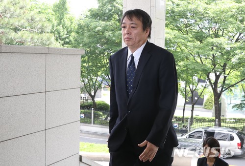 【서울=뉴시스】조성봉 기자 = 일본의 독도 영유권 주장을 담은 2018년판 외교청서(외교백서)를 각의(국무회의)에 보고한 것과 관련해 초치된 미즈시마 고이치 주한일본대사관 총괄공사가 15일 오전 서울 종로구 외교부 청사에 들어서고 있다. 정부는 15일 "일본 정부가 외교청서에서 우리 고유의 영토인 독도에 대한 부당한 영유권 주장을 되풀이한 데 대해 강력히 항의하며, 이를 즉각 철회할 것을 강력히 촉구한다"고 밝혔다. 2018.05.15.suncho21@newsis.com