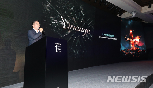 【서울=뉴시스】권현구 기자 = 15일 오전 서울 강남구 더라움에서 열린 리니지M 서비스 1주년 미디어 행사 'YEAR ONE'에 참석한 김택진 엔씨소프트 대표가 인사말을 하고 있다. 2018.05.15. stoweon@newsis.com