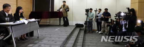 【서울=뉴시스】박주성 기자 = 강원랜드 채용비리 수사외압을 폭로한 안미현 검사가 15일 오전 서울 서초구 변호사교육문회화관에서 강원랜드 수사외압 사건 수사에 관한 기자회견을 하고 있다. 이날 안미현 검사는 문무일 현 검찰총장 역시 수사에 외압을 행사한 의혹이 있다며 진상 규명을 요구했다. 2018.05.15. park7691@newsis.com