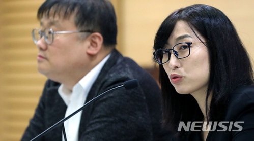 【서울=뉴시스】박주성 기자 = 강원랜드 채용비리 수사외압을 폭로한 안미현 검사가 15일 오전 서울 서초구 변호사교육문회화관에서 강원랜드 수사외압 사건 수사에 관한 기자회견을 하고 있다. 이날 안미현 검사는 문무일 현 검찰총장 역시 수사에 외압을 행사한 의혹이 있다며 진상 규명을 요구했다. 2018.05.15. park7691@newsis.com