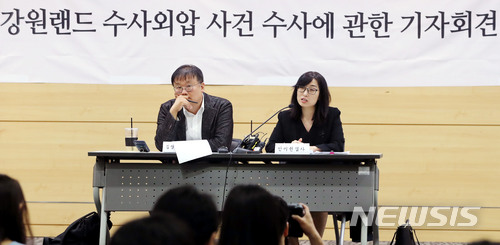 【서울=뉴시스】박주성 기자 = 강원랜드 채용비리 수사외압을 폭로한 안미현 검사가 15일 오전 서울 서초구 변호사교육문회화관에서 강원랜드 수사외압 사건 수사에 관한 기자회견을 하고 있다.&nbsp; 이날 안미현 검사는 문무일 현 검찰총장 역시 수사에 외압을 행사한 의혹이 있다며 진상 규명을 요구했다. 2018.05.15.&nbsp; park7691@newsis.com