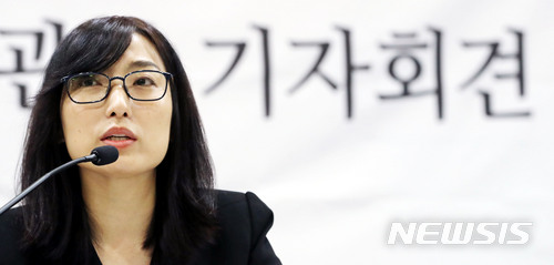 【서울=뉴시스】박주성 기자 = 강원랜드 채용비리 수사외압을 폭로한 안미현 검사가 15일 오전 서울 서초구 변호사교육문회화관에서 강원랜드 수사외압 사건 수사에 관한 기자회견을 하고 있다.&nbsp; 이날 안미현 검사는 문무일 현 검찰총장 역시 수사에 외압을 행사한 의혹이 있다며 진상 규명을 요구했다. 2018.05.15.&nbsp; park7691@newsis.com