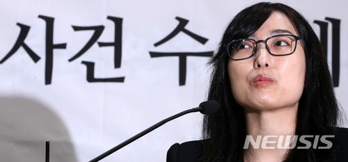 【서울=뉴시스】박주성 기자 = 강원랜드 채용비리 수사외압을 폭로한 안미현 검사가 지난 5월15일 오전 서울 서초구 변호사교육문회화관에서 강원랜드 수사외압 사건 수사에 관한 기자회견을 하고 있다.&nbsp; 이날 안미현 검사는 문무일 현 검찰총장 역시 수사에 외압을 행사한 의혹이 있다며 진상 규명을 요구했다. 2018.05.15. park7691@newsis.com