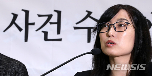 【서울=뉴시스】박주성 기자 = 강원랜드 채용비리 수사외압을 폭로한 안미현 검사가 15일 오전 서울 서초구 변호사교육문회화관에서 강원랜드 수사외압 사건 수사에 관한 기자회견을 하고 있다.&nbsp; 이날 안미현 검사는 문무일 현 검찰총장 역시 수사에 외압을 행사한 의혹이 있다며 진상 규명을 요구했다. 2018.05.15.&nbsp; park7691@newsis.com