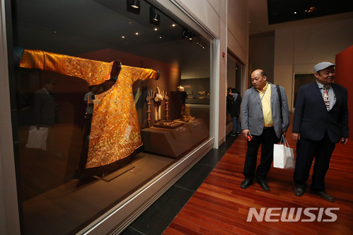 【서울=뉴시스】김진아 기자 = 15일 서울 용산구 국립중앙박물관에서 열린 '칸의 제국, 몽골' 특별전 언론 공개회에서 참석자들이 전시를 관람하고 있다. 2018.05.15.&nbsp; bluesoda@newsis.com