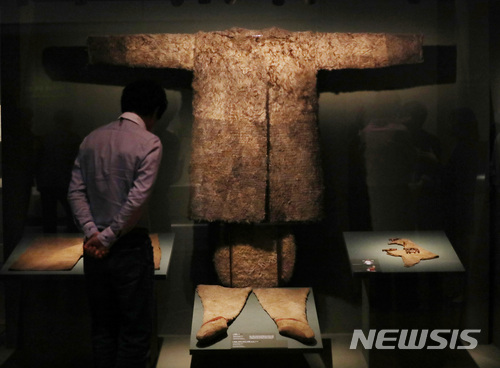【서울=뉴시스】김진아 기자 = 15일 서울 용산구 국립중앙박물관에서 열린 '칸의 제국, 몽골' 특별전 언론 공개회에서 참석자들이 전시를 관람하고 있다. 한몽 공동학술조사 20년을 기념해 마련한 이번 전시에는 선사시대부터 근현대에 이르기까지 몽골 초원에서 일어났던 유목 제국의 역사와 문화를 대표하는 536점 문화재를 선보인다. 2018.05.15. bluesoda@newsis.com