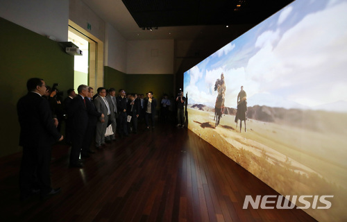 【서울=뉴시스】김진아 기자 = 15일 서울 용산구 국립중앙박물관에서 열린 '칸의 제국, 몽골' 특별전 언론 공개회에서 참석자들이 전시를 관람하고 있다. 2018.05.15.&nbsp; bluesoda@newsis.com