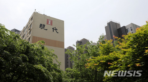 【서울=뉴시스】박주성 기자 = 서울 서초구 반포현대아파트의 부담금 규모가 15일 발표된다.&nbsp;&nbsp; 15일 서초구청에 따르면 전날 반포 현대 재건축 조합에서 지난달 2일 제출한 부담금 산정 관련 자료와 이달 11일 낸 보완자료에 대한 검토가 진행됐다. 서초구청 관계자는 "검토 후 15일 통보할 예정"이라고 밝혔다. 사진은 15일 반포현대아파트의 모습. 2018.05.15. park7691@newsis.com