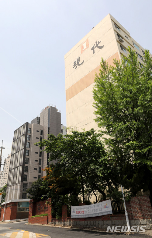 【서울=뉴시스】박주성 기자 = 서울 서초구 반포현대아파트의 부담금 규모가 15일 발표된다.&nbsp; 15일 서초구청에 따르면 전날 반포 현대 재건축 조합에서 지난달 2일 제출한 부담금 산정 관련 자료와 이달 11일 낸 보완자료에 대한 검토가 진행됐다. 서초구청 관계자는 "검토 후 15일 통보할 예정"이라고 밝혔다. 사진은 15일 반포현대아파트의 모습. 2018.05.15. park7691@newsis.com