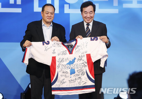 【서울=뉴시스】최동준 기자 = 이낙연 국무총리가 15일 서울 송파구 올림픽파크텔에서 열린 2018 평창동계올림픽 선수단 오찬에서 김지용 선수단장으로부터 남북 아이스하키 단일팀 선수들의 사인이 담긴 유니폼을 선물 받은 뒤 기념촬영을 하고 있다. 2018.05.15. photocdj@newsis.com