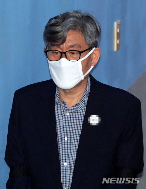 【서울=뉴시스】고범준 기자 = 원세훈 전 국정원장이 지난 5월15일 오후 서울 서초구 서울중앙지법에서 열린 공판에 출석하기 위해 법정으로 향하고 있다. 2018.05.15. bjko@newsis.com