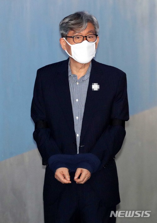 【서울=뉴시스】고범준 기자 = '우편향 안보교육' 의혹을 받는 원세훈 전 국정원장이 지난 15일 오후 서울 서초구 서울중앙지법에서 열린 1차 공판에 출석하기 위해 법정으로 향하고 있다. 2018.05.15. bjko@newsis.com