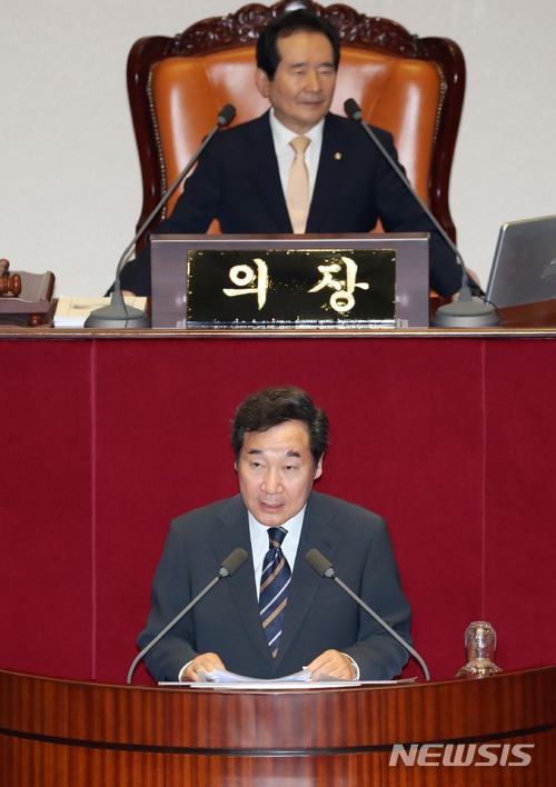 【서울=뉴시스】홍효식 기자 = 이낙연 국무총리가 15일 오후 서울 여의도 국회 본회의장에서 열린 제360회 국회(임시회) 제2차 본회의에 참석해 2018년도 제1회 추가경정예산안에 대한 정부의 시정연설을 하고 있다. 2018.05.15. yesphoto@newsis.com