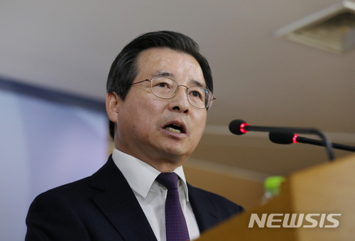 【서울=뉴시스】김진아 기자 = 금융위원회 김용범 부위원장이 15일 서울 종로구 정부서울청사에서 삼성바이오로직스 조치 결정의 공정성 확보 관련 브리핑을 하고 있다. 김 부위원장은 이날 브리핑에서 최종구 금융위원장이 삼성바이오로직스 분식회계와 관련 "증권선물위원회 결정이 공명정대하게 이뤄지도록 중심을 잡아달라"고 주문했다며, 모든 절차를 투명하고 공정하게 진행할 것이라 밝혔다. 2018.05.15. bluesoda@newsis.com