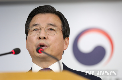 【서울=뉴시스】김진아 기자 = 금융위원회 김용범 부위원장이 15일 서울 종로구 정부서울청사에서 삼성바이오로직스 조치 결정의 공정성 확보 관련 브리핑을 하고 있다. 김 부위원장은 이날 브리핑에서 최종구 금융위원장이 삼성바이오로직스 분식회계와 관련 "증권선물위원회 결정이 공명정대하게 이뤄지도록 중심을 잡아달라"고 주문했다며, 모든 절차를 투명하고 공정하게 진행할 것이라 밝혔다. 2018.05.15. bluesoda@newsis.com