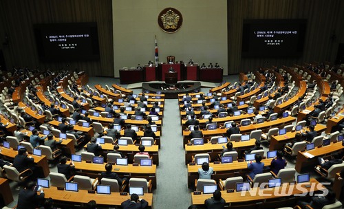 【서울=뉴시스】홍효식 기자 = 이낙연 국무총리가 15일 오후 서울 여의도 국회 본회의장에서 열린 제360회 국회(임시회) 제2차 본회의에 참석해 2018년도 제1회 추가경정예산안에 대한 정부의 시정연설을 하고 있다. 2018.05.15. yesphoto@newsis.com