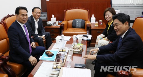 【서울=뉴시스】홍효식 기자 = 15일 오후 서울 여의도 국회에서 여야 교섭단체 원내수석부대표들이 추경과 드루킹 특검 논의를 위해 회동을 하고 있다. 평화와정의 이용주, 자유한국당 윤재옥, 더불어민주당 진선미, 바른미래당 오신환 원내수석부대표. 2018.05.15. yesphoto@newsis.com