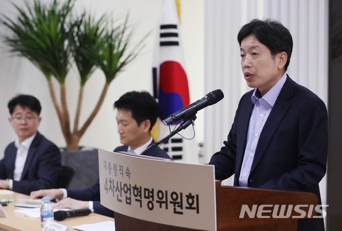 【서울=뉴시스】고승민 기자 = 장석영 4차산업혁명위원회 지원단장이 15일 오후 서울 광화문 대통령직속 4차산업혁명위원회에서 인공지능 R&D 및 지능형 산림재해대응 전략 발표 기자회견을 하고 있다. 2018.05.15. kkssmm99@newsis.com