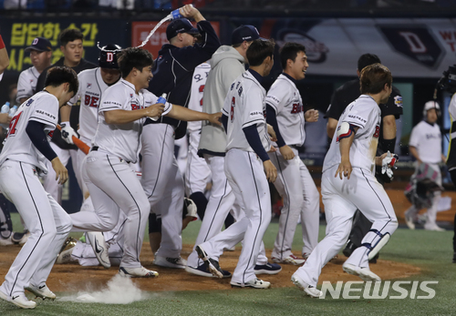 【서울=뉴시스】고승민 기자 = 15일 오후 서울 잠실야구장에서 열린 2018 KBO 리그 SK와이번스 대 두산 베어스 경기, 두산 공격 9회말 2사 1루 상황 4번타자 김재환이 우익수 오른쪽 1루타를 날리고 우승을 확정짓자 선수들이 자축하고 있다. 2018.05.15. kkssmm99@newsis.com