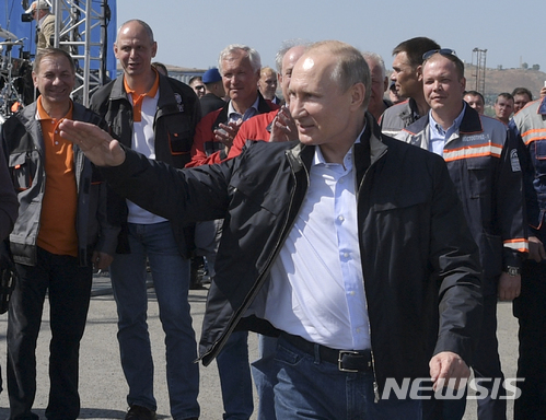 【케르치 (우크라이나)=AP/뉴시스】 5월 15일(현지시간) 크림반도와 러시아 남부를 잇는 교량 준공식에 블라디미르 푸틴 러시아 대통령이 참석했다. 2018.05.16&nbsp; 