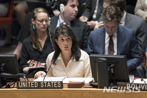 【 유엔=AP/뉴시스】니키 헤일리 미국 유엔 대사가 15일(현지시간) 유엔 안전보장이사회에서 열린 팔레스타인 시위 유혈진압 사태에 관한 회의에 참석해 팔레스타인 시위대를 유혈진압한 이스라엘 군을 두둔하는 발언을 하고 있다. 2018.05.16 