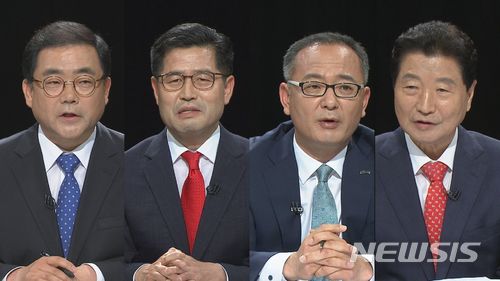 【창원=뉴시스】강경국 기자 = 6·13 지방선거에 나선 경남 창원시장 후보들의 첫 방송토론회가 15일 저녁 KNN을 통해 방영됐다. 사진 왼쪽부터 더불어민주당 허성무, 자유한국당 조진래, 바른미래당 정규헌 후보, 무소속 안상수 후보다. 민중당 석영철 후보와 무소속 이기우 후보는 방송사 선거토론 규정상 출연하지 못했다. 2018.05.16. (사진=KNN 제공)photo@newsis.com
