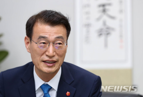 【제주=뉴시스】우장호 기자 = 문대림 더불어민주당 제주지사 후보가 15일 제주시 연북로에 위치한 자신의 선거사무소에서 뉴시스 제주본부와 인터뷰를 하고 있다. 2018.05.16. woo1223@newsis.com 